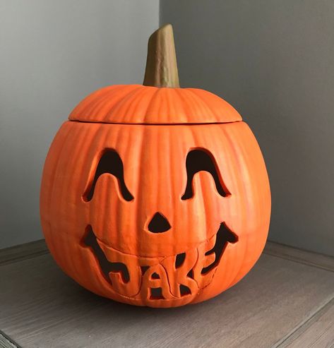 Pumpkin Mouth, Yellow Light Bulb, Cute Pumpkin Carving, Scary Halloween Pumpkins, Ceramic Halloween, Pumpkin Stands, Creative Pumpkin Carving, Scary Pumpkin Carving, Carving Pumpkins