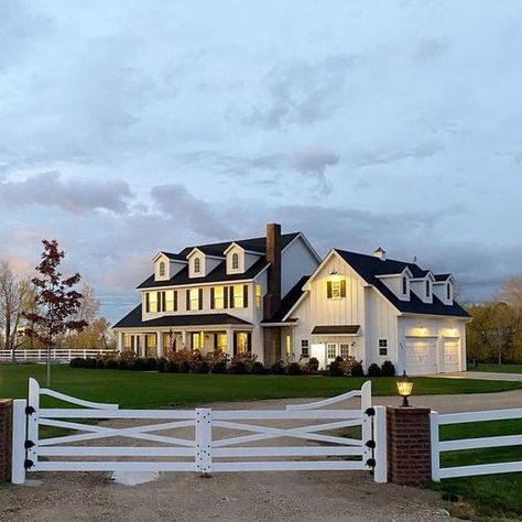 Dröm Hus Planer, Dream House Country, Dream Farmhouse, White Fence, Barn Style House Plans, Dream Life House, Casa Country, Farmhouse Style House Plans, Barn Style House