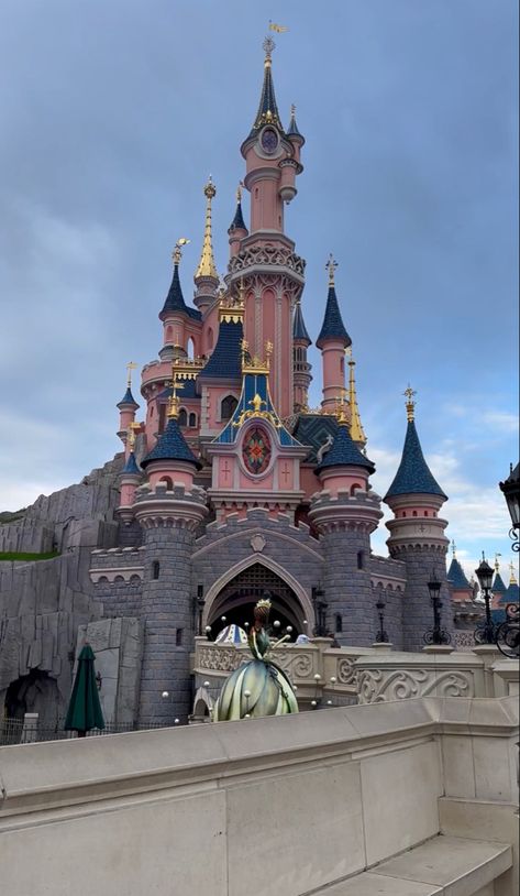 Disneyland Paris Aesthetic, Disneyland Paris Castle, Places Aesthetic, Paris Disneyland, Paris Activities, Disneyland Castle, France Aesthetic, Holiday Travel Destinations, Disney Paris