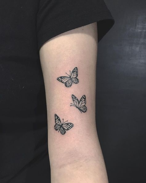 ⚜️𝔣𝔞𝔟𝔦𝔞𝔫 𝖒𝖊𝖓𝖉𝖔𝖟𝖆 𝔱𝔞𝔱𝔱𝔬𝔬 ⚜️ on Instagram: “Butterfly 🦋 #butterflytattoo #tattoobutterfly #littlebutterfly #fullcolortattoo #armtattoo #girltattoo #tattoogirl #inkedgirls” Bicep Butterfly Tattoo Women, Butterfly Birth Year Tattoo, Butterfly Going Up Arm Tattoo, Butterfly Tatoos Woman Arm, Butterfly Bicep Tattoo Women, Patchwork Tattoo Butterfly, Butterfly Tattoo On Bicep, Butterfly Patchwork Tattoo, Four Butterflies Tattoo