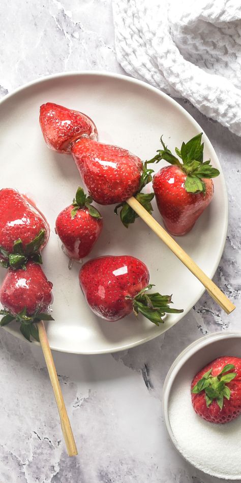 Are you looking for new candy recipes? Juicy strawberries are dipped in sugar syrup to create this delicious Tanghulu. They harden almost immediately and make a wonderful snack or dessert for all ages. Tanghulu Recipe, Fast Easy Desserts, Desserts With Few Ingredients, Quick Easy Desserts, Sugar Syrup, Homemade Snacks, Quick Desserts, Homemade Treats, Cooking Inspiration