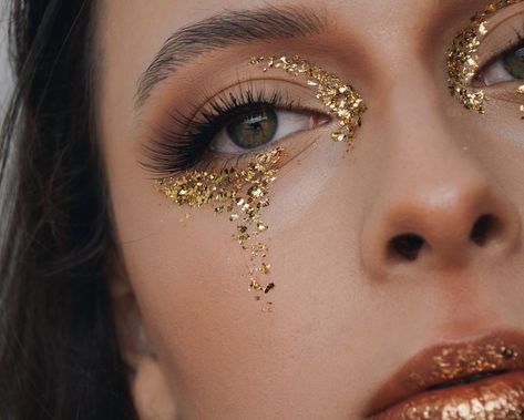 Gold Glitter Face Makeup Festival, Silver Gold Makeup Look, Gold Glitter Festival Makeup, Gold Avant Garde Makeup, Gold Makeup Looks Halloween, Gold Makeup Looks With Red Lips, Dripping Gold Makeup, Gold Foil Makeup Looks, Editorial Gold Makeup