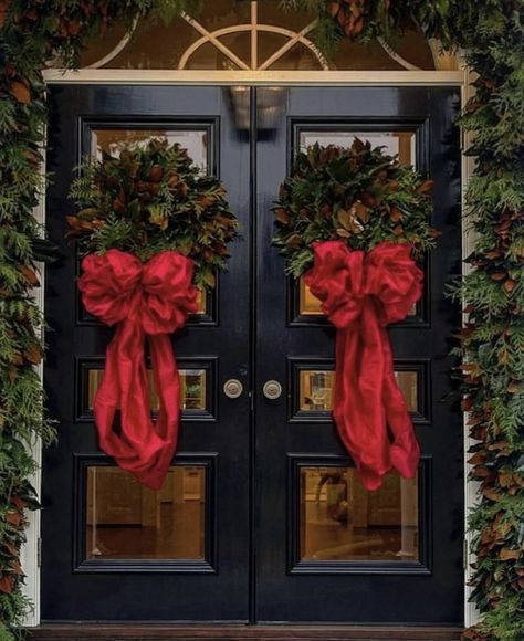 Red Bow Front Door Christmas, Double Door Christmas Wreaths, Christmas Exterior, Christmas Front Door Decor Entrance, Porch Christmas Lights, Cozy Holiday Decor, Front Door Christmas Decorations, Christmas Tree Decorating Themes, Christmas Front Doors