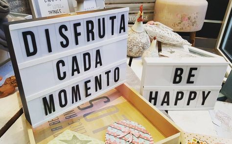 Ligth box!! Cajas con luz ya en nuestra web. Incluyen 60 piezas para que pongas la frase que quieras.  http://ift.tt/1BkdUz8  #lamparas #regalos #novedad #frases #light box #disfrutacadamomento #behappy #decoracion #enviosonline #paratodaespaña #españa #madrid #almeria #cadiz #badajoz #coruña #gijon Ligth Box, Cinema Box, Light Box Quotes, Spain Holidays, Cadiz, Andalusia, Spain Travel, Malaga, Light Box