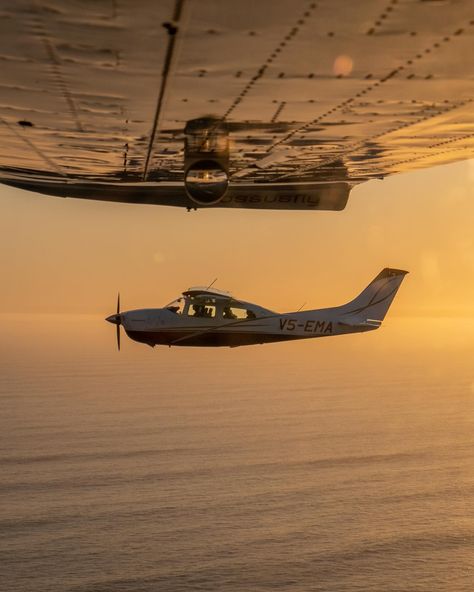 Sun-kissed ☀️ ✈️ @bush_bird_and_the_sossusfly 👨🏻‍✈️ @lian.stander @clarkerjk 📷 @basti_braune Pilot Vision Board, Flying Plane, Pilot Aesthetic, Pilot Career, Bush Pilot, Cartoon Airplane, Jet Fighter Pilot, Plane Photos, Pilots Aviation