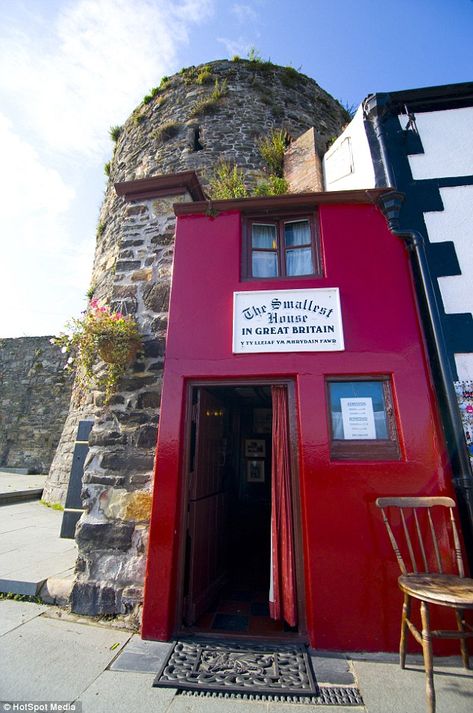 Tourist attraction in Wales. Locals saved the house, which used to be one of several, and it is now a popular destination for people from all over the world Smallest House, Fairytale Houses, Exotic Vacations, Space Place, Brick And Mortar, Vacation Places, Types Of Houses, Beautiful Architecture, Little Houses