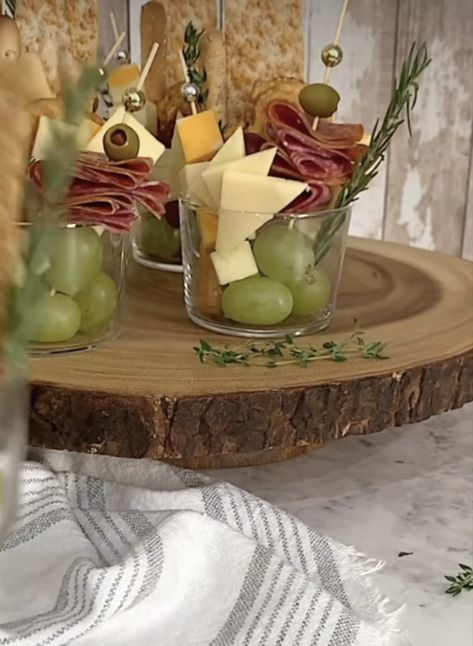 Individual Charcuterie Cups, Individual Charcuterie, Charcuterie Cups, Charcuterie Board Meats, Charcuterie Appetizers, Creative Snacks, Spend With Pennies, Amazing Food Decoration, Party Food Buffet