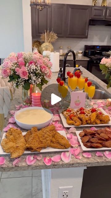 Birthday Brunch Ideas Black Women, Bunch Food Ideas, Birthday Brunch Decor Ideas, Small Birthday Brunch At Home, Brunch Set Up Ideas Buffet Tables, Women’s Brunch Decor, Bday Brunch Aesthetic, Private Birthday Dinner Party, Pink Brunch Ideas