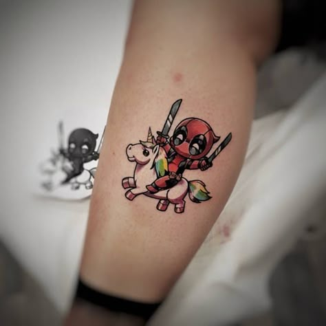 Deadpool by Daniele Maiorano #deadpool #unicornio #unicorn #comics #nerd #geek Funny Deadpool Tattoo, Baby Deadpool, Deadpool Unicorn, Deadpool Tattoo, Spiderman Tattoo, Avengers Tattoo, Unicorn Tattoo, Funny Tattoo, Nerd Tattoo