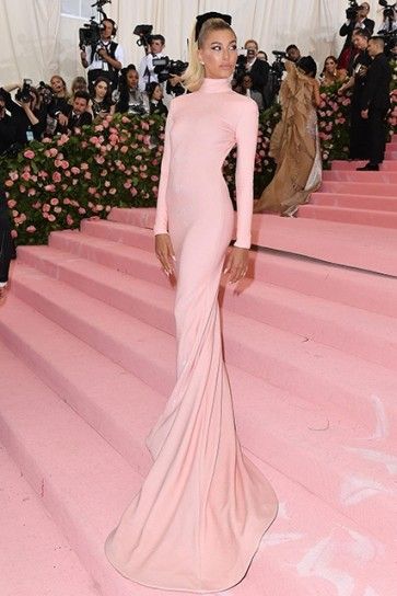 #HaileyBieber has turned heads at the #MetGala, wearing a long sleeves high neck backless blushing pink #dress complete. Iconic Red Carpet Looks, Gala Outfits, Met Gala Outfits, Met Gala Dresses, Gala Looks, Hailey Baldwin Style, Gala Outfit, Justin Hailey, Gala Fashion