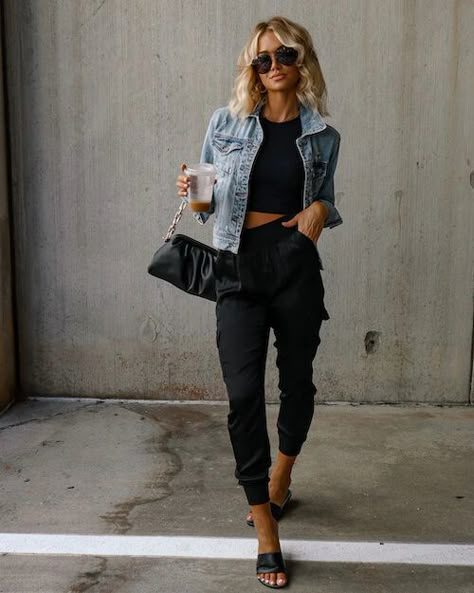 Wondering what to wear with black sweatpants? Check this post for the cutest outfit ideas with black sweatpants or black joggers to elevate your style with this sportswear trend Jumpsuit Outfit, Looks Chic, Looks Style, Mode Inspiration, Outfits Casuales, Look Fashion, Work Outfit, Spring Outfits, Fitness Fashion