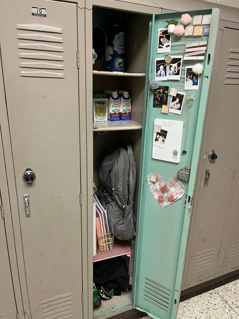 Big Locker Ideas, Loker Sekolah, Decorated Locker Aesthetic, Locker Aesthetic Grunge, Y2k Locker Decor, Lockers At School, Locker Inspo Aesthetic, Locker Pictures, Aesthetic Middle School Lockers