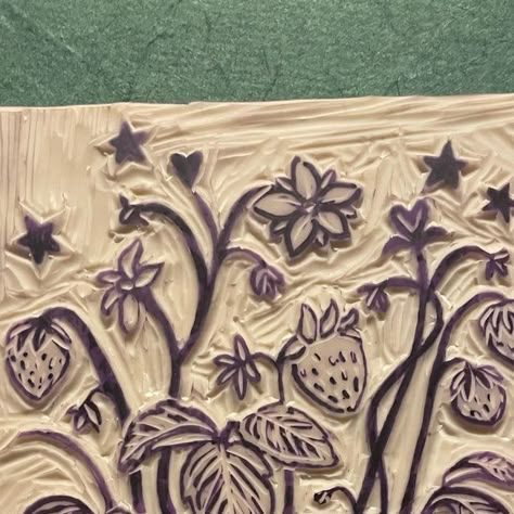 daisys habit on Instagram: "my linocut print is carved!!! 🍓🍓🍓 checkout daisyshabit.com if your interested in unique linocut art prints #strawberry #strawberryart #uniqueart #art #artprint #lino #linocut #linogravure #linocuts #linoblock #linoleo #linoleum #linoleumprint #noahkahan #positive #strawberryplant #strawberryplantart" Linoleum Print Ideas Flower, Strawberry Lino Print, Linocut Prints On Fabric, Strawberry Block Print, Fruit Lino Print, Folk Art Linocut, Aesthetic Linocut, Linoleum Printmaking Ideas, Linocut Plants