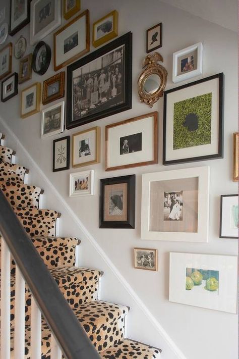 Designer Erin Gates on how to find your style Interior Design Country, Stairway Gallery, Erin Gates Design, Gallery Wall Staircase, Stair Gallery, Family Photo Wall, Display Family Photos, Staircase Wall, Eclectic Gallery Wall