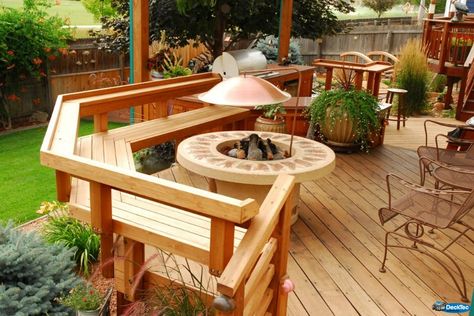 Railing with bench and drink ledge. Redwood Deck, Ideas Terraza, Deck Bench, Redwood Decking, Deck Seating, Wooden Deck, Built In Seating, Built In Furniture, Design Outdoor