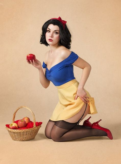 Goth Disney Princesses, Snow White Cosplay, Goth Disney, Pinup Photoshoot, Snow White Costume, Burlesque Vintage, White Costume, German Beauty, Jessica Nigri