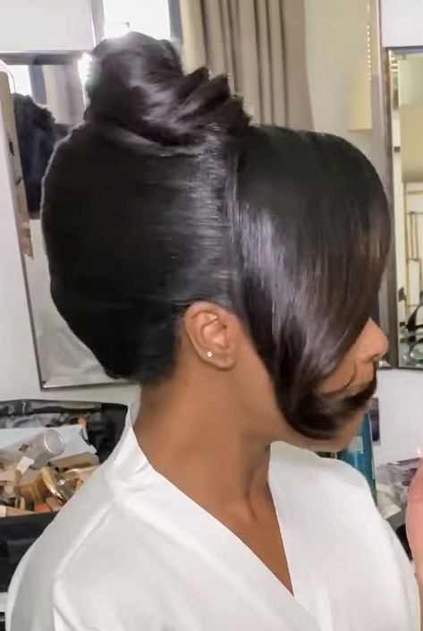 French Roll Black Women, Bridal Updo Black Women, French Roll Hairstyle For Black Women, French Bun Hairstyles, Cooperate Baddie, Elegant Updo Hairstyles, Classic Updo Hairstyles, Bangs Inspiration, Updo Bun