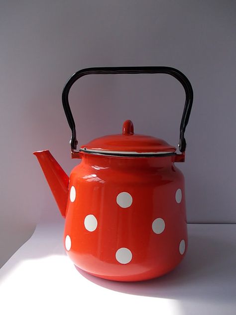 Enamel Cookware Vintage, Soviet Interior, Red Kettle, Enamel Kettle, In Soviet Russia, Soviet Russia, Enamel Cookware, Aesthetic Objects, Home Kitchen Decor