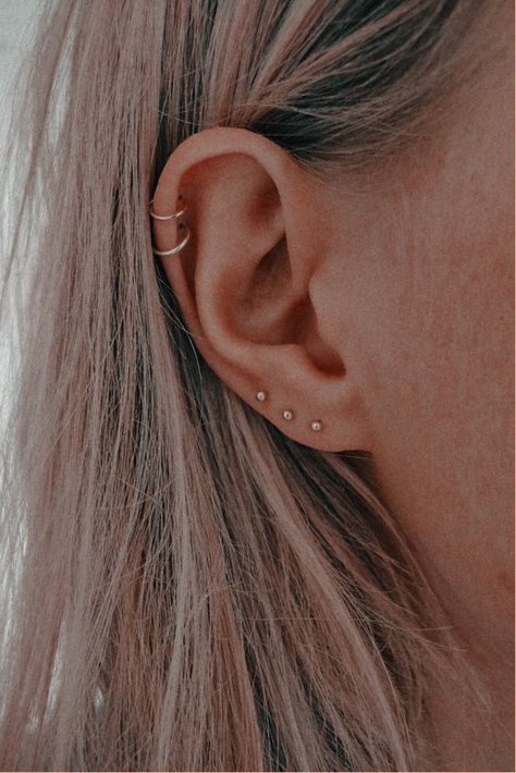 Helix Piercing Hoop Double, Ear Piercings Helix Hoop Double, Double Helix Aesthetic, Double Cartilage Piercing Ideas, Piercings Ear Simple, Double Earlobe Piercing Ideas, Double Helix Piercings Aesthetic, Double Helix Piercing Hoop, Helix Double Piercing