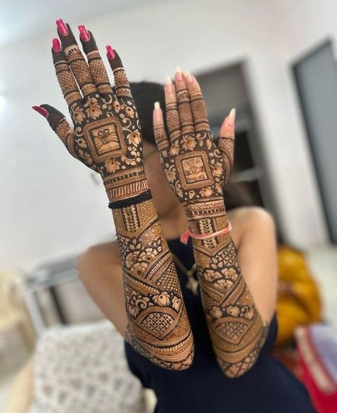 Palki Design Mehendi, Hindu Bridal Mehndi Designs, Bridal Mahendiii Design, Bride Mehndi Designs Indian Weddings, Bridal Mehndi Designs Brides Indian, Back Hand Mehndi Designs For Bride, Bridal Mehndi Designs Back Hands, Dulhan Mehndi Designs Indian Weddings, Bridal Mehndi Designs Unique Indian Weddings