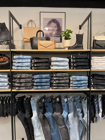 Design + Development | JR VISUAL DESIGN Clothing Display Ideas Boutiques, Retail Clothing Display, Denim Display, Boutique Store Displays, Retail Space Design, Concrete Flooring, Store Design Boutique, Visual Merchandising Displays, Clothing Displays