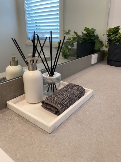 #bathroom #organization #towel Bathroom Design Scandinavian, Vintage Chic Bathroom, Vintage Bathroom Inspiration, Aesthetic Work Desk, Room Inspo Aesthetic, Design Small Bathroom, Bathroom Design Small Modern, Aesthetic Interior Design, Bathroom Counter Decor