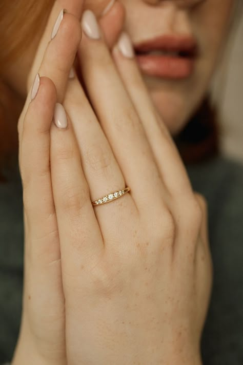 Small Rings Simple Gold, Gold Jewelry Fashion Ring, Simple Ring Designs Gold, Simple Rings Gold, Simple Diamond Rings, Ring Simple Design, Simple Gold Rings, Small Diamond Ring, Simple Ring Design