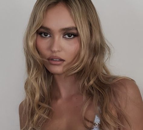 Lily Rose Drop Hair, Blonde Celebrities Female, Lily Rose Depp Hair, Born In Blood Mafia Chronicles, Lily Aesthetic, Rose Blonde Hair, Big Eyebrows, Lily Depp, Going Blonde