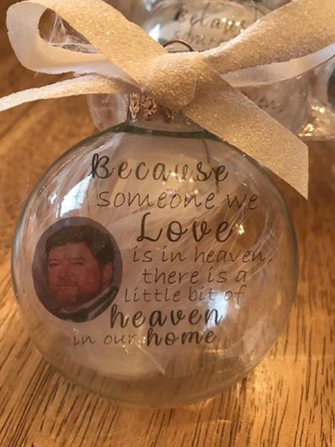 2.6" Glass Ornament with Floating picture and saying, with white feather behind and bow. Memory Ornaments, Floating Ornaments, Baby Christmas Ornaments, Picture Ornaments, Photo Christmas Ornaments, Ornament Tutorial, Remembrance Gifts, Diy Picture, Memorial Ornaments