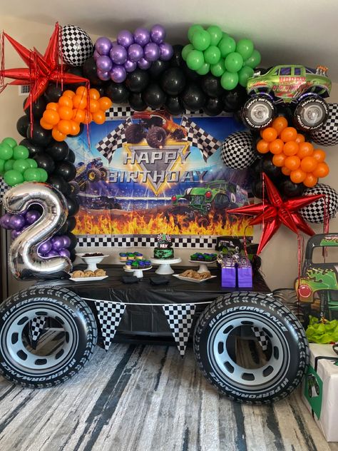 Trucks Bday Party, Monster Cars Birthday Party, Monster Truck Birthday Parties, Monster Trucks Party Ideas, Monster Jam Birthday Party Activities, Monster Trucks 3rd Birthday Party, Monster Jam Balloons, Monster Jam Balloon Decor, Monster Truck Second Birthday Party