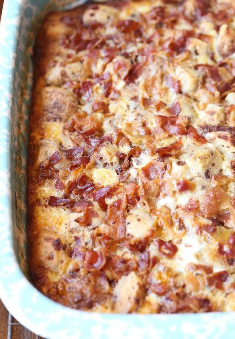 Cinnamon Roll Breakfast Bake...this is sweet and salty perfection. Crispy bacon and soft cinnamon rolls baked together and topped with icing! Cinnamon Roll Breakfast Bake, Cinnamon Roll Breakfast, Bacon Recipes Breakfast, Bacon Cinnamon Rolls, Casserole Bake, Homemade Brunch, Bacon Casserole, Breakfast Casserole Bacon, Cinnamon Roll Casserole