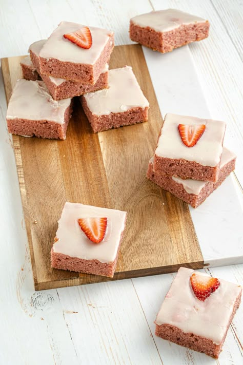 Homemade Strawberry Brownies, Strawberry Brownies Recipe From Scratch, Strawberry Brownies From Scratch, Strawberry Brownies Recipe, Strawberry Bars, Easy Strawberry Desserts, Strawberry Brownies, Brownies From Scratch, Dessert From Scratch