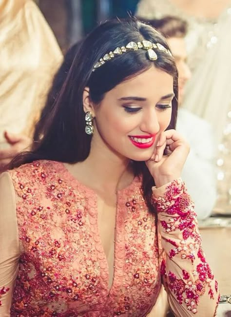 Hairband Maang Tikkas That We Are Loving Off Late! Reception Makeup, Bridal Hair Bands, Romantic Wedding Style, Bridal Indian, Indian Wedding Planning, Bridal Poses, Indian Bridal Dress, Maang Tikka, Disha Patani