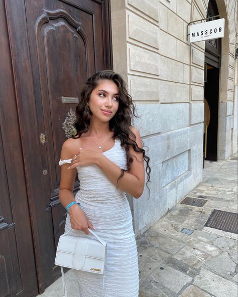 White Jacquemus Bag Outfit, White Jacquemus Bag, Jacquemus Bag Outfit, White Bag Outfit, Real Diamond Earrings, Jacquemus Bag, Dream Bag, Bag Outfit, White Outfit