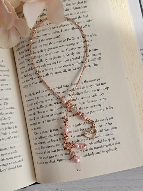 Diy Bookmarks With Beads, Diy Bookmark With Charm, Diy Bookmarks Beads, Bookmarks With Charms, Beaded Book Marks, Cool Bookmarks Diy, Beaded Bookmarks Diy, Things To Make With Beads, Beads Bookmark