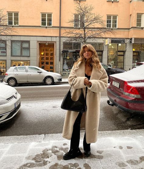 MATILDA DJERF on Instagram: “your go-to “I need to cry it out” song?” Djerf Outfits, Chilly Fits, Matilda Djerf Style, European Winter, Nyc Fits, Skandinavian Fashion, Winter Inspo, Pastel Outfit, Winter Outfits Cold