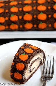 Chocolate "Pumpkin" Swiss Roll Cake #SundaySupper | BigBearsWife.com Pumpkin Swiss Roll, Swiss Roll Cake, Swiss Rolls, Roll Cakes, Cake Roll Recipes, Chocolate Pumpkin, Cake Rolls, Pumpkin Roll, Swiss Roll