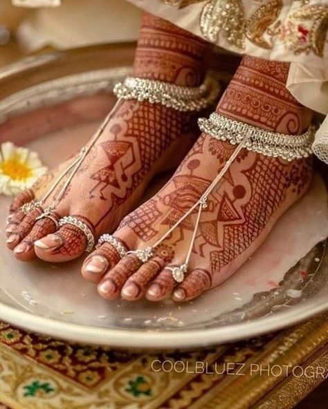 Foot Jewelry Wedding, Payal Designs Silver, Lightweight Jewellery, Bridal Foot Jewelry, Haldi Ceremony Outfit, Silver Anklets Designs, Toe Ring Designs, Gold Toe Rings, Bridal Anklet