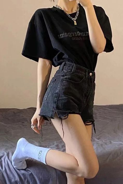 High Waist Black Tassel Shorts Jeans – Nada Outfit Land Black Jeans Shorts, Denim Hot Pants, Black Shorts Outfit, Tassel Shorts, Korean Fashion Outfits, Trendy Outfits For Teens, Fashion Attire, Shorts Jeans, Korean Outfits