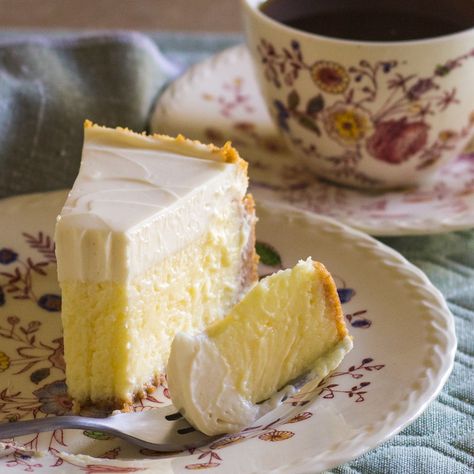 New York Cheesecake with Lemon » The Joy of an Empty Pot Graham Cracker Crust Cheesecake, Lemon Cake Mix Recipe, Cream Eggs, Vegan Lemon Cake, Lemon Cheesecake Recipes, Lemon Cheese, New York Style Cheesecake, Sour Cream Recipes, New York Cheesecake