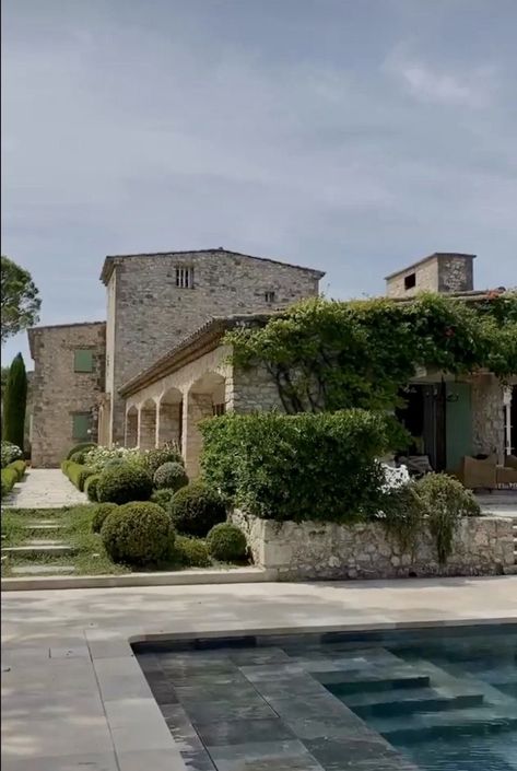 Mederteranian House, Italian Style Home Exterior, Medeteranian Homes, Meditterean House, Mediteranian Home, Medditeranean Style Home, Italian Home Aesthetic, Italian Beach House, Contemporary Architecture House