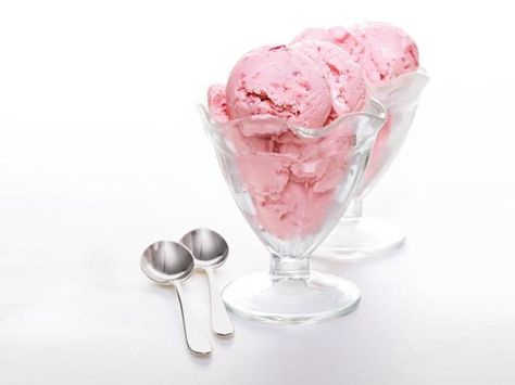 Soda Ice Cream, Strawberry Ice Cream Recipe, Mint Chip Ice Cream, Strawberry Soda, Frozen Dessert Recipe, Cool Treats, Ice Cream Pops, Soda Recipe, Ice Cream Gelato