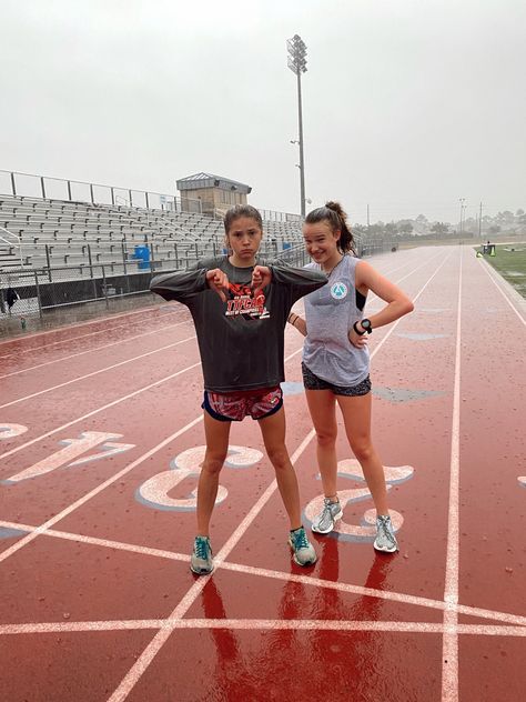 Running In The Rain Aesthetic, Sports With Friends, Track Pics, Track Aesthetic, Track Workout Training, Xc Running, Aesthetic Rain, Running Pictures, Track Pictures