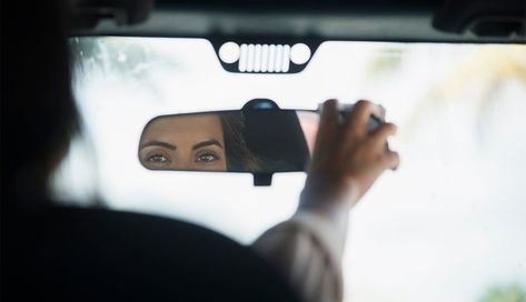 Car Mirror View, Driver Online, Driver Safety, Girl Mirror, Drive Safely, Driving Skills, Rear Mirror, Driving Tips, Traffic Safety