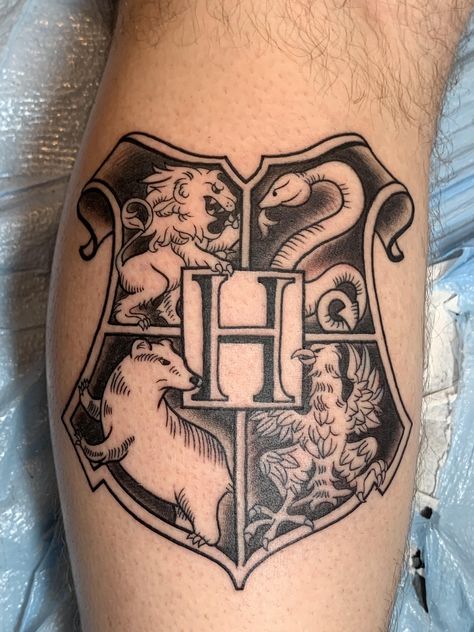 Tattoo Designs Harry Potter, People Tattoos, Black People Tattoos, Hogwarts Tattoo, Crest Tattoo, Slytherin Snake, Harry Potter Crest, Hp Tattoo, Castle Tattoo