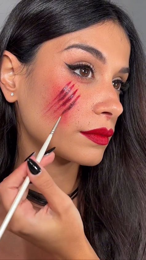 Paso a Paso - Increíbles Ideas de Última Hora de Maquillajes para Halloween de Mujer Fácil de hacer, aesthetic y bonitos para tu disfraz 📌𝗚𝗨𝗔𝗥𝗗𝗔 𝗘𝗦𝗧𝗔 𝗜𝗗𝗘𝗔📌 Maquillaje de Halloween Sencillo para mujeres como Catrina, Harley Quinn, bruja, muñeca, maléfica, calavera, diabla o Joker. También maquillaje de ojos inspirado en vampiro, zombie, mujer payaso, gato, o disfraces de fantasía y terror con heridas falsas en la cara, sangre, rasguños o golpes. Video tutorial @tarynperalta_ Zombie Halloween Makeup, Ideas Maquillaje, Joker Halloween, Cute Zombie, Halloween Makeup Pretty, Halloween Tutorial, Clever Halloween Costumes, Amazing Halloween Makeup, Zombie Costume