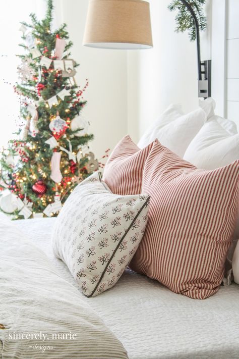 Christmas Bedding Minimalist, Kid Christmas Bedroom, Christmas Bedding Decor Ideas, Christmas In Bedroom, Kids Christmas Bedroom Ideas, Simple Christmas Bedroom Decor, Christmas Room Decor Ideas Bedrooms, Christmas Tree In Bedroom, Winter Bedroom Aesthetic