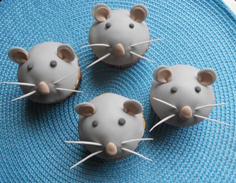 Mouse cupcake Mouse Cupcakes, Rat Themed Party, Rat Cupcakes, Rat Themed Birthday, Ice Cream Stand, Baby Cupcake, Animal Cupcakes, Fondant Animals, Harry Potter Birthday Party