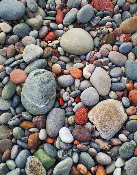 the colours! on the weekend we got engaged we also picked up pebbles like these, they are now a prized posession, love the colours, especially when it gets wet, it stands out even more! x Rock And Pebbles, Pebble Stone, Green Collection, Beach Stones, Rocks And Gems, River Rock, Back To Nature, On The Ground, Pics Art