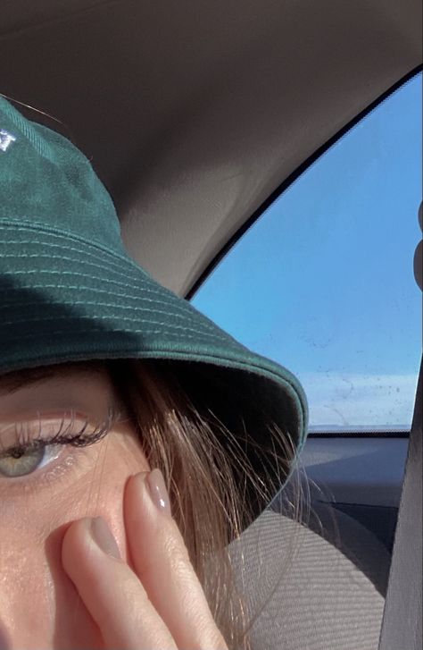 Bucket Hat Selfie, Easy Selfie Poses, Photo Profil Insta Original, Green Bucket Hat, Beautiful Ocean Pictures, Beach Photography Poses, Selfie Poses Instagram, Photo Editing Lightroom, Stylish Photo Pose